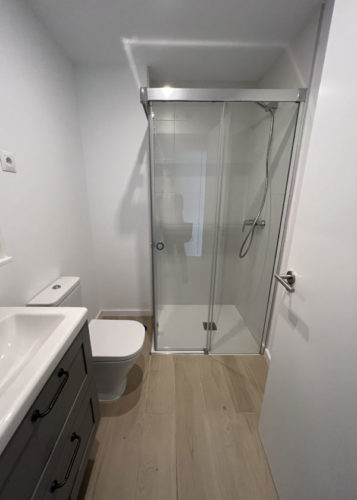 Mampara de ducha en esquina de puertas correderas KR/ADD400