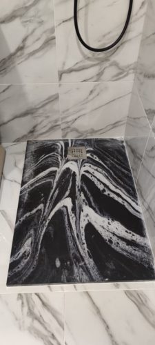 Plato Ducha de Resina Extraplano Efecto Marmol, 90 x 95 cm, Antideslizante  Textura Lisa, Incluye Válvula de Desagüe y Rejilla, Marmol Oscuro