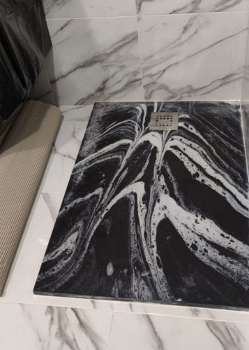 Plato Ducha de Resina Extraplano Efecto Marmol, 110 x 80 cm, Antideslizante Textura Lisa, Incluye Válvula de Desagüe y Rejilla, Marmol  Oscuro